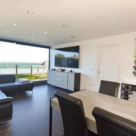 Impresionante Al Borde Del Mar Con Piscina Holiday home Liencres